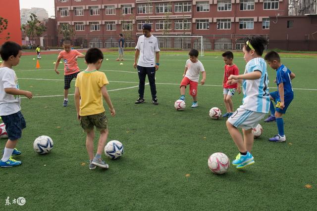 江苏男子半夜助陌生少年，父母赠礼引热议